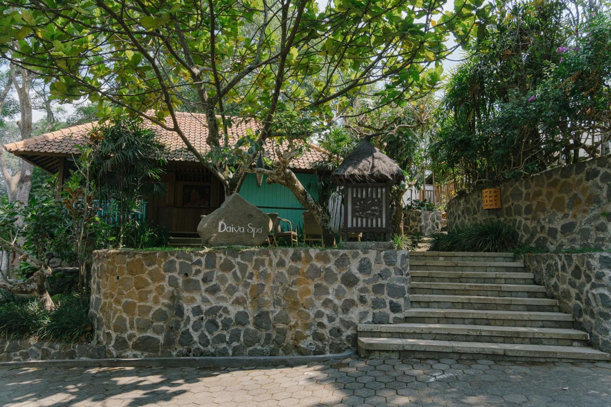 Novus Giri Resort & Spa Puncak Exteriör bild